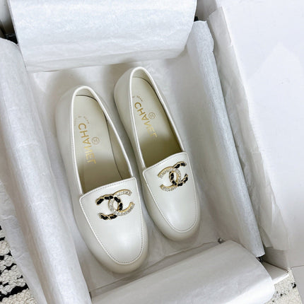 LOAFERS IN WHITE CALFSKIN HARDWARE WITH ROCK MIX CHAIN