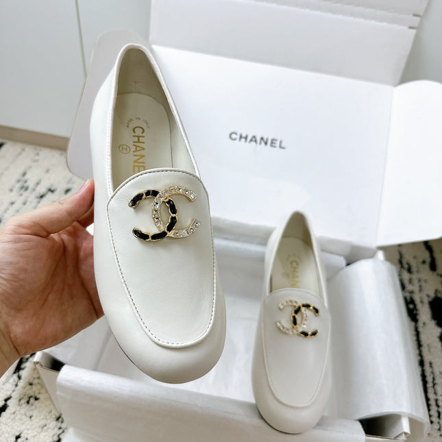 LOAFERS IN WHITE CALFSKIN HARDWARE WITH ROCK MIX CHAIN