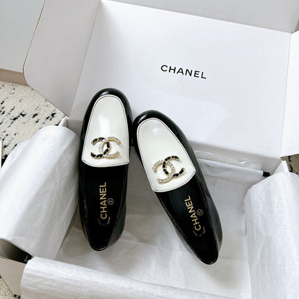 LOAFERS IN WHITE AND BLACK CALFSKIN HARDWARE WITH ROCK MIX CHAIN