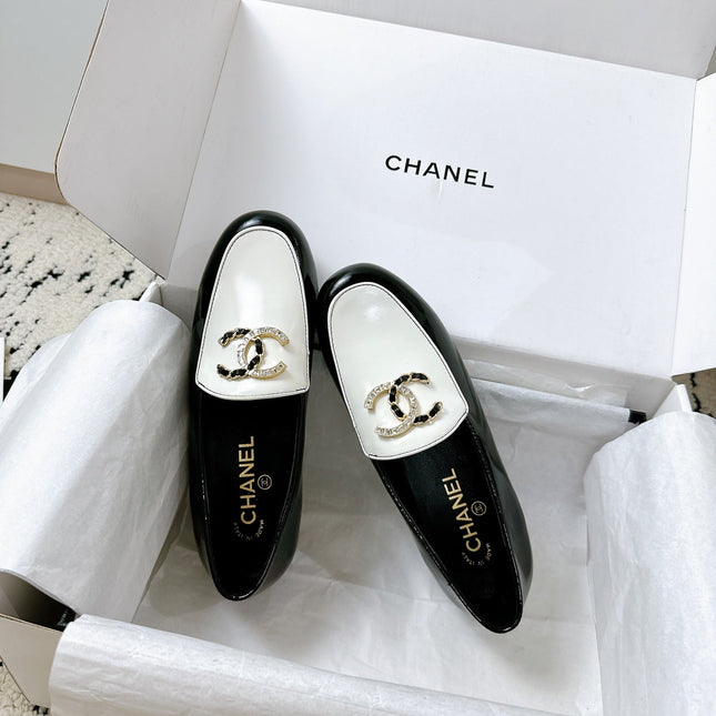 LOAFERS IN WHITE AND BLACK CALFSKIN HARDWARE WITH ROCK MIX CHAIN