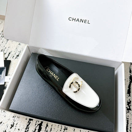 LOAFERS IN WHITE AND BLACK CALFSKIN HARDWARE WITH ROCK MIX CHAIN