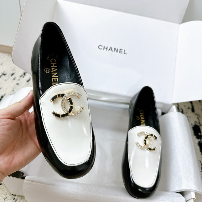 LOAFERS IN WHITE AND BLACK CALFSKIN HARDWARE WITH ROCK MIX CHAIN