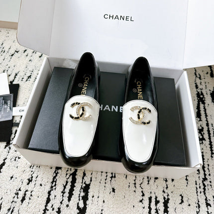 LOAFERS IN WHITE AND BLACK CALFSKIN HARDWARE WITH ROCK MIX CHAIN