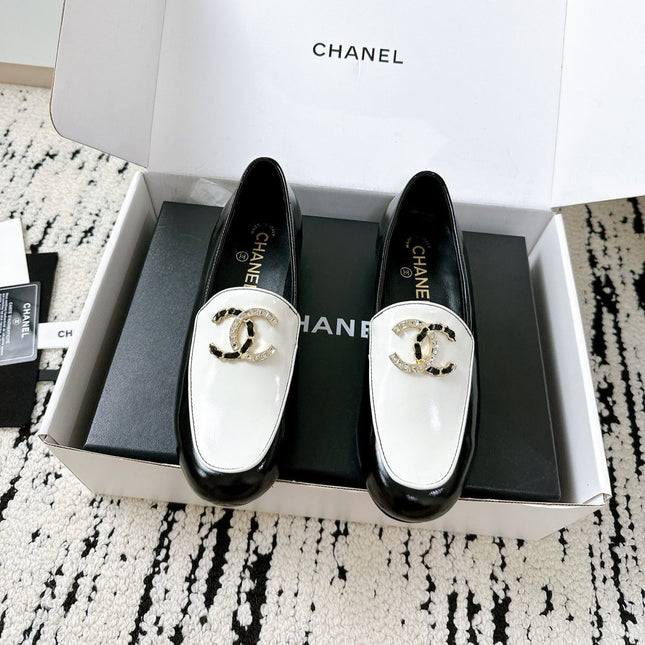 LOAFERS IN WHITE AND BLACK CALFSKIN HARDWARE WITH ROCK MIX CHAIN