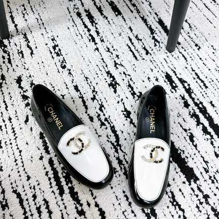 LOAFERS IN WHITE AND BLACK CALFSKIN HARDWARE WITH ROCK MIX CHAIN