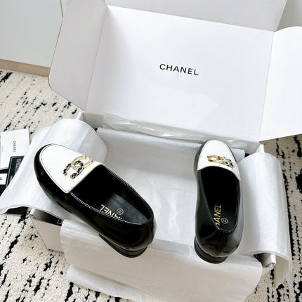 LOAFERS IN WHITE AND BLACK CALFSKIN HARDWARE WITH ROCK MIX CHAIN