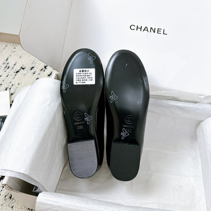 LOAFERS IN WHITE AND BLACK CALFSKIN HARDWARE WITH ROCK MIX CHAIN