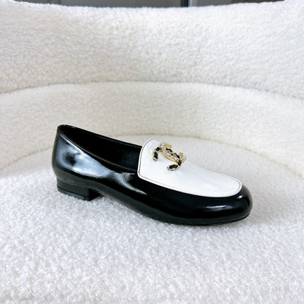 LOAFERS IN WHITE AND BLACK CALFSKIN HARDWARE WITH ROCK MIX CHAIN