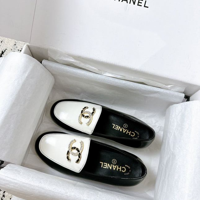 LOAFERS IN WHITE AND BLACK CALFSKIN HARDWARE WITH ROCK MIX CHAIN
