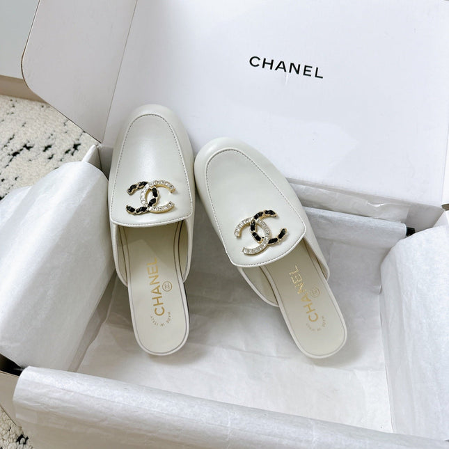 CC FLAT MULE IN WHITE CALFSKIN HARDWARE WITH ROCK MIX CHAIN