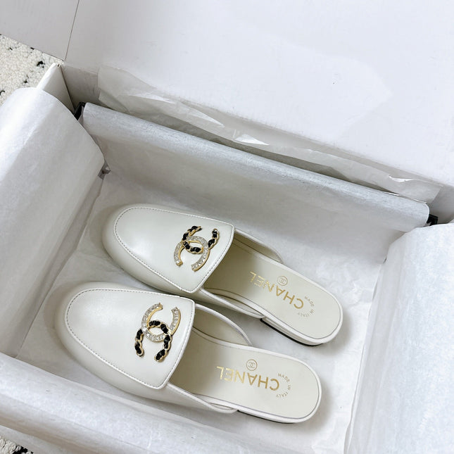 CC FLAT MULE IN WHITE CALFSKIN HARDWARE WITH ROCK MIX CHAIN