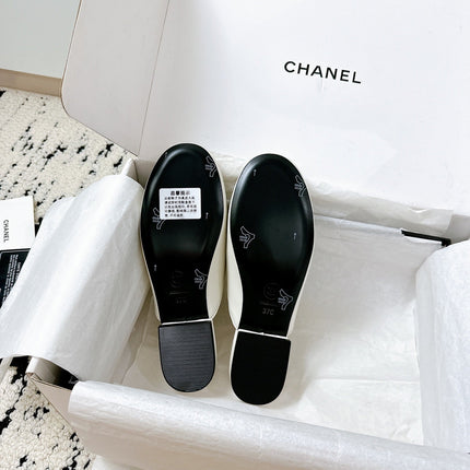 CC FLAT MULE IN WHITE CALFSKIN HARDWARE WITH ROCK MIX CHAIN