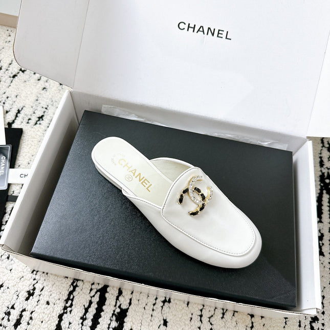 CC FLAT MULE IN WHITE CALFSKIN HARDWARE WITH ROCK MIX CHAIN
