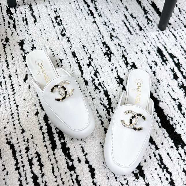 CC FLAT MULE IN WHITE CALFSKIN HARDWARE WITH ROCK MIX CHAIN