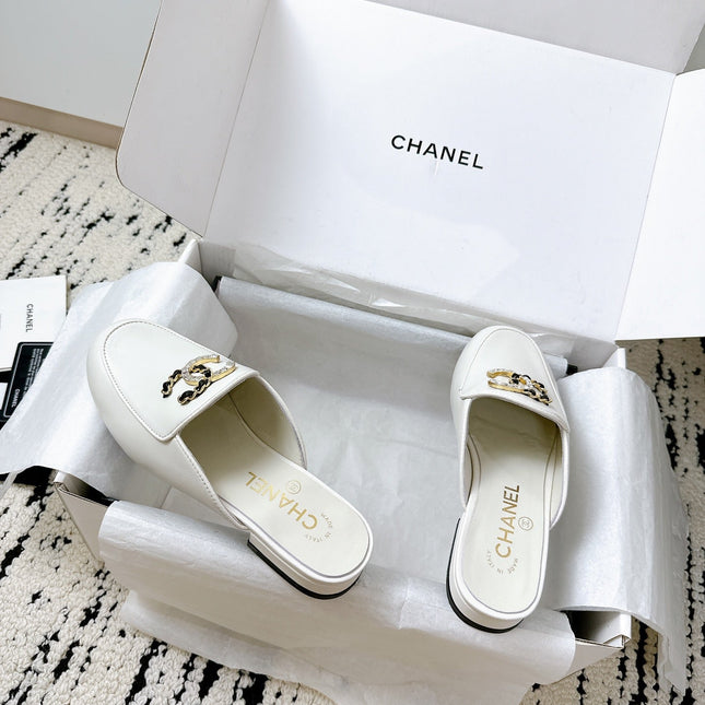 CC FLAT MULE IN WHITE CALFSKIN HARDWARE WITH ROCK MIX CHAIN