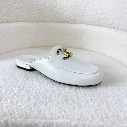 CC FLAT MULE IN WHITE CALFSKIN HARDWARE WITH ROCK MIX CHAIN