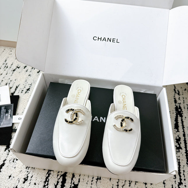 CC FLAT MULE IN WHITE CALFSKIN HARDWARE WITH ROCK MIX CHAIN
