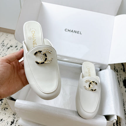 CC FLAT MULE IN WHITE CALFSKIN HARDWARE WITH ROCK MIX CHAIN