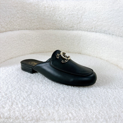 CC FLAT MULE IN BLACK CALFSKIN HARDWARE WITH ROCK MIX CHAIN