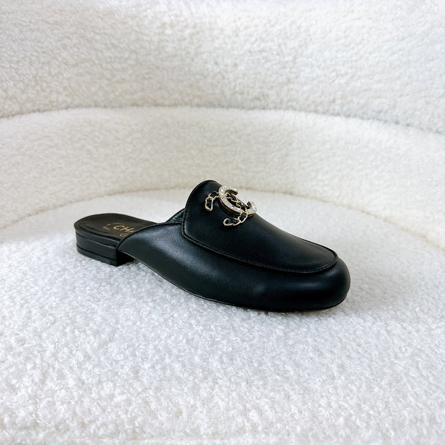 CC FLAT MULE IN BLACK CALFSKIN HARDWARE WITH ROCK MIX CHAIN