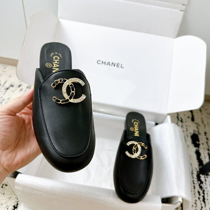 CC FLAT MULE IN BLACK CALFSKIN HARDWARE WITH ROCK MIX CHAIN