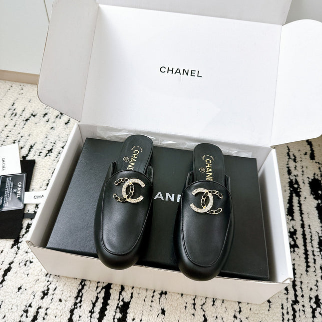 CC FLAT MULE IN BLACK CALFSKIN HARDWARE WITH ROCK MIX CHAIN