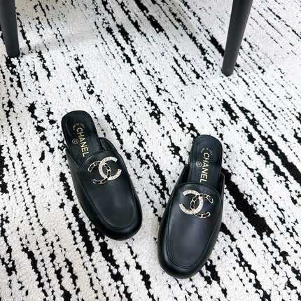 CC FLAT MULE IN BLACK CALFSKIN HARDWARE WITH ROCK MIX CHAIN