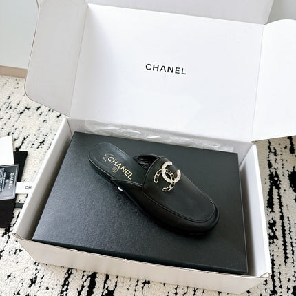 CC FLAT MULE IN BLACK CALFSKIN HARDWARE WITH ROCK MIX CHAIN