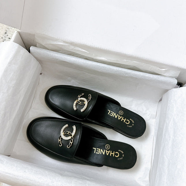 CC FLAT MULE IN BLACK CALFSKIN HARDWARE WITH ROCK MIX CHAIN