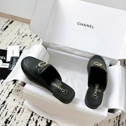 CC FLAT MULE IN BLACK CALFSKIN HARDWARE WITH ROCK MIX CHAIN