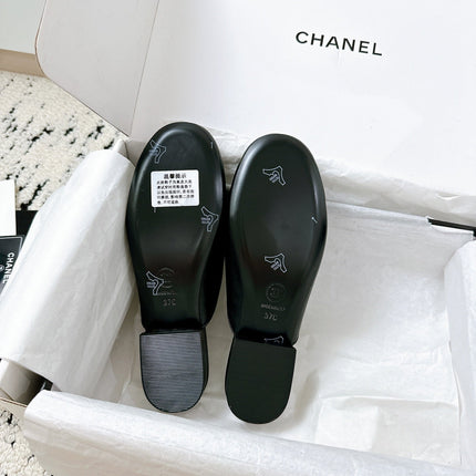 CC FLAT MULE IN BLACK CALFSKIN HARDWARE WITH ROCK MIX CHAIN