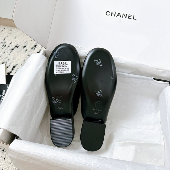 CC FLAT MULE IN BLACK CALFSKIN HARDWARE WITH ROCK MIX CHAIN