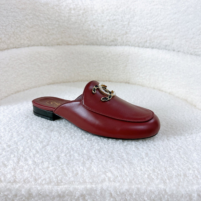 CC FLAT MULE IN RUBY RED CALFSKIN HARDWARE WITH ROCK MIX CHAIN