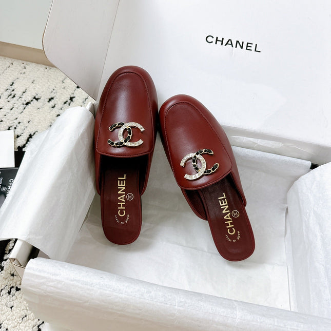 CC FLAT MULE IN RUBY RED CALFSKIN HARDWARE WITH ROCK MIX CHAIN