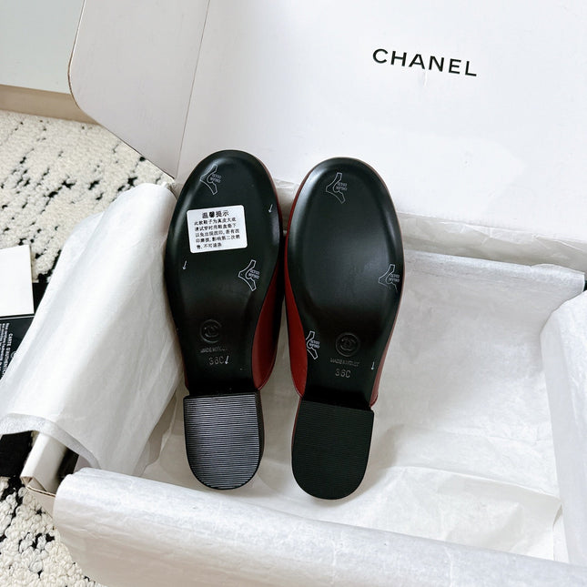 CC FLAT MULE IN RUBY RED CALFSKIN HARDWARE WITH ROCK MIX CHAIN