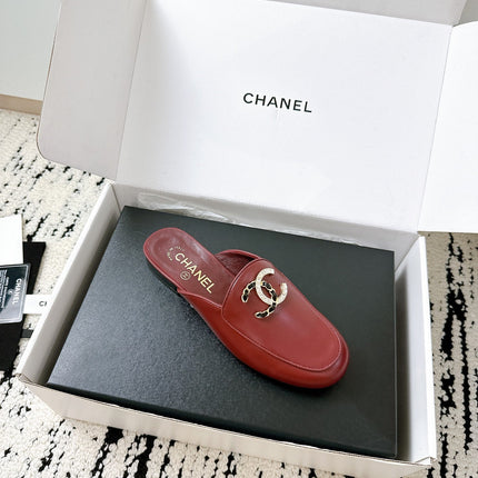 CC FLAT MULE IN RUBY RED CALFSKIN HARDWARE WITH ROCK MIX CHAIN
