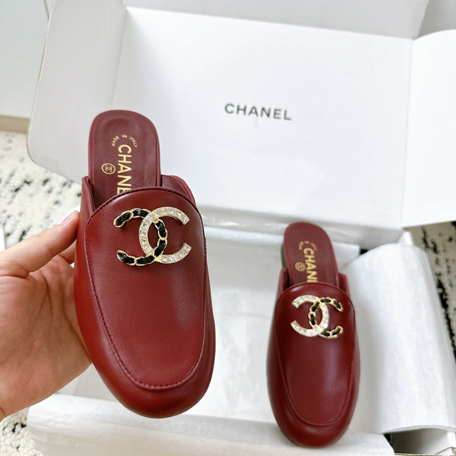 CC FLAT MULE IN RUBY RED CALFSKIN HARDWARE WITH ROCK MIX CHAIN