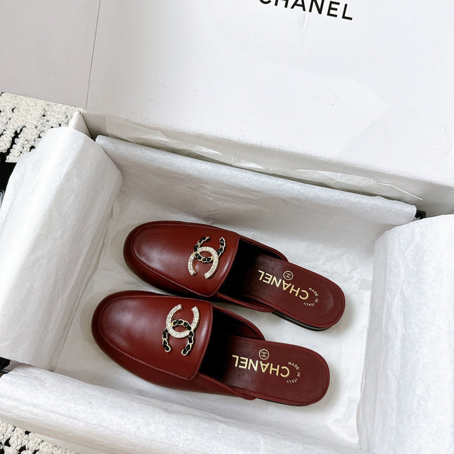 CC FLAT MULE IN RUBY RED CALFSKIN HARDWARE WITH ROCK MIX CHAIN