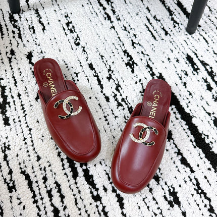 CC FLAT MULE IN RUBY RED CALFSKIN HARDWARE WITH ROCK MIX CHAIN