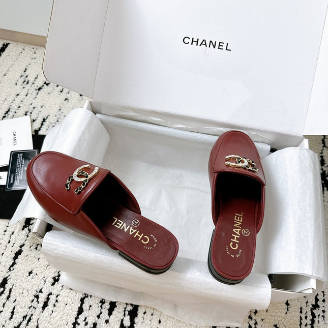 CC FLAT MULE IN RUBY RED CALFSKIN HARDWARE WITH ROCK MIX CHAIN