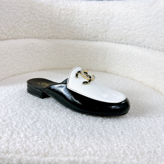 CC FLAT MULE IN WHITE AND BLACK CALFSKIN HARDWARE WITH ROCK MIX CHAIN