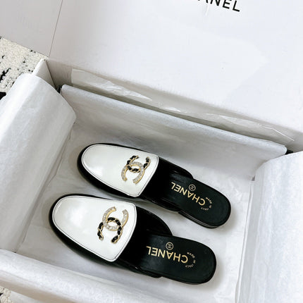 CC FLAT MULE IN WHITE AND BLACK CALFSKIN HARDWARE WITH ROCK MIX CHAIN