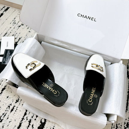 CC FLAT MULE IN WHITE AND BLACK CALFSKIN HARDWARE WITH ROCK MIX CHAIN