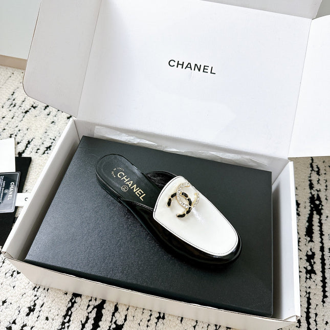 CC FLAT MULE IN WHITE AND BLACK CALFSKIN HARDWARE WITH ROCK MIX CHAIN