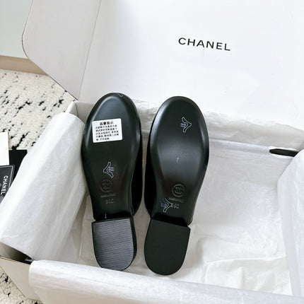 CC FLAT MULE IN WHITE AND BLACK CALFSKIN HARDWARE WITH ROCK MIX CHAIN