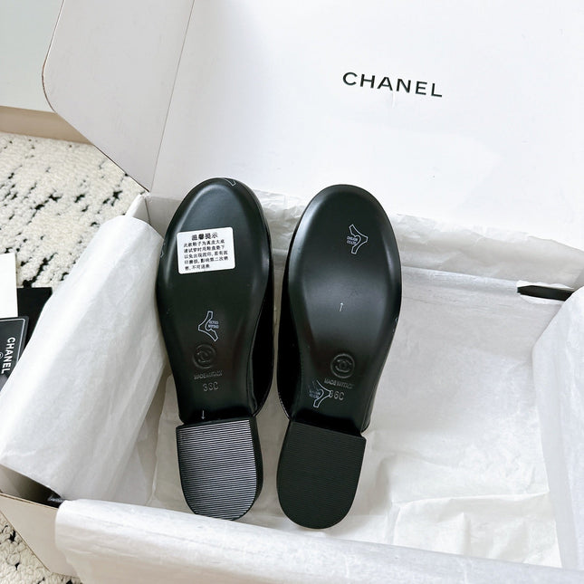 CC FLAT MULE IN WHITE AND BLACK CALFSKIN HARDWARE WITH ROCK MIX CHAIN