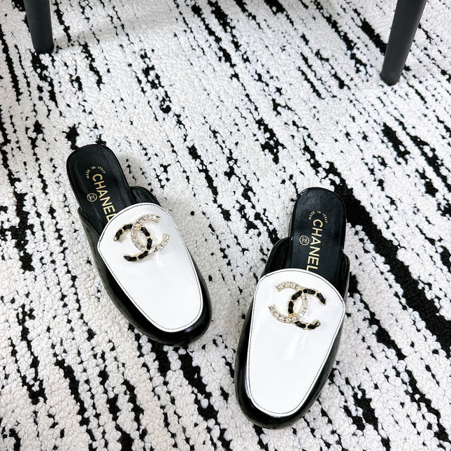 CC FLAT MULE IN WHITE AND BLACK CALFSKIN HARDWARE WITH ROCK MIX CHAIN