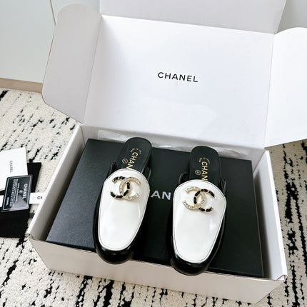 CC FLAT MULE IN WHITE AND BLACK CALFSKIN HARDWARE WITH ROCK MIX CHAIN