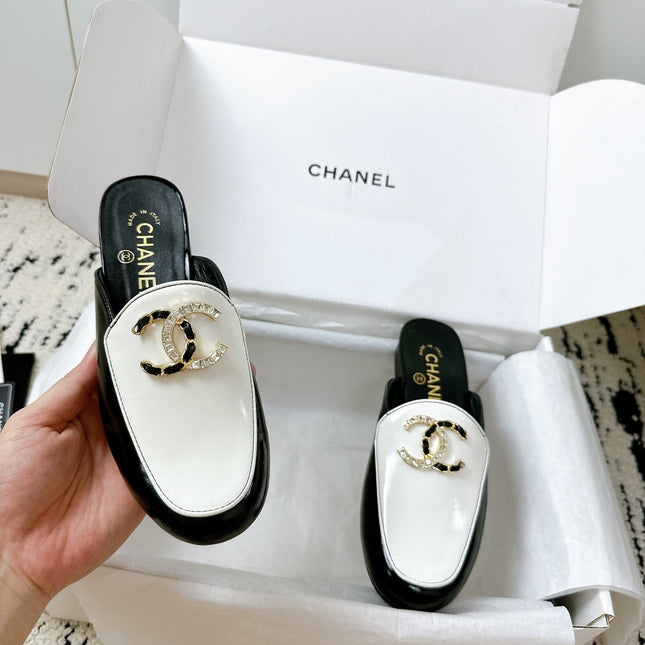 CC FLAT MULE IN WHITE AND BLACK CALFSKIN HARDWARE WITH ROCK MIX CHAIN