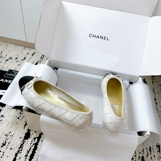 BALLET FLATS BOW IN WHITE CALFSKIN QUILTED AND BLACK GLOSSY